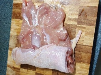 step5: 再將<a href="https://bit.ly/2ZxapeY" target="_blank" data-keyword="雞扒" class="guide-link"><strong>雞扒</strong></a> <span style="display:inline-block;vertical-align:middle;margin-top:-3px;color:initial;border-radius:3px;padding:2px 3px;font-size:12px;line-height:14px;background:#87d300;color:#fff;">即買</span> 卷起