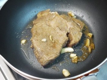 step4: 用筷子稍微插一下沒有血水即可，並煎至雙面微焦後，加入蔥白及蔥末炒香。