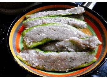 step1: 將尖椒切開兩邊後撲上生粉, 釀上已用胡椒粉、鹽、糖調味的鯪魚肉。