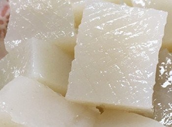 step2: 將蒟蒻白玉板表面切菱格不要切斷後切成一口大小