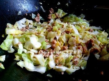 step6: 加入椰菜拌勻炒數分鐘 , 蓋上蓋用中火煮3分鐘至椰菜軟身 , 盛起備用