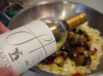 step5: *放入蛤蠣，嗆入白酒。蓋鍋。蛤蠣全開~