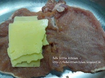 step3: 於兩塊豬扒中夾上1片芝士片，完成夾心豬扒。