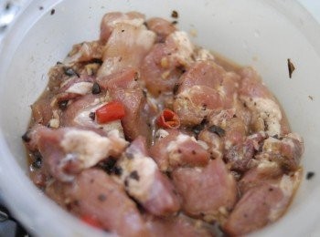 step2: 將豆豉，指天椒切碎，加入所有<span class="group_2">調味料</span>及排骨拌勻，醃半小時