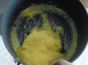 step1: 將無鹽牛油放入小鍋內，用中火煮至溶化，然後離火，與糖拌勻