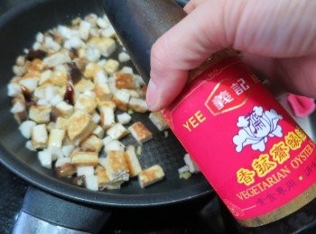 step5: 再落冬菇粒爆香,加入馬蹄粒及豆腐粒炒勻,落約2湯匙素蠔油炒勻