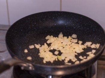 step7: 鑊開中慢火，鑊熱後加入油(可用牛油)，油熱後加洋蔥粒炒約1-2分鐘至透明