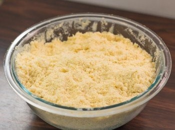 step4: 粉類材料加完後會變成如「麵包糠」般的狀態。