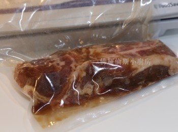 step2: (2) 黑先豬入抽真空袋，加2-3湯匙<span class="group_2">醃料</span>汁後即抽真空