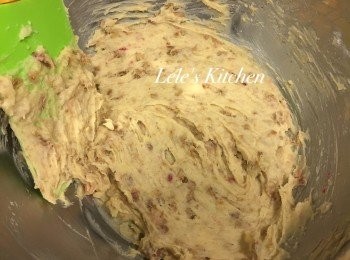 step4: 加入已經泡軟的麥片至麵糰中，攪拌均勻。
此時烤箱以180度 預熱10分鐘~