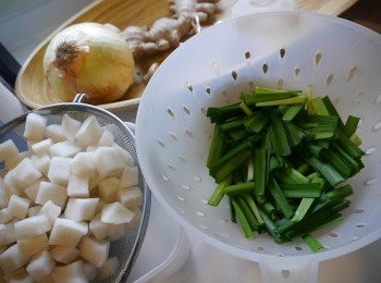 step2: ☞韭菜洗淨切段瀝乾備用。