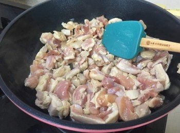 step2: 燒熱油鑊子，平均鋪上雞粒中大火煎香一面再反轉至轉色熟透先上碟