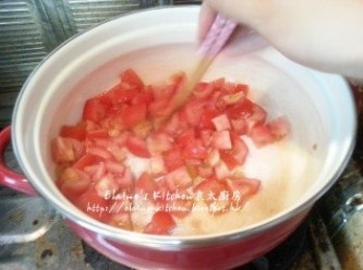 step5: 煲內加少許油燒熱 , 下蕃茄粒炒至出茄油