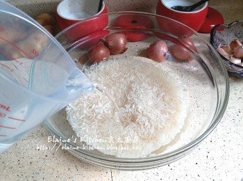 step2: 白米放入大碗內加水浸過面靜待30分鐘