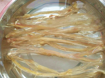 step1: 買不到新鮮的豬蹄筋，就買干蹄筋提前一晚泡好，備用