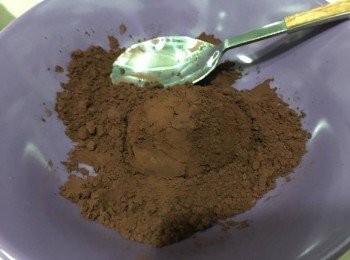 step5: 收口搓成球形，放入可可粉中碌下令表面平均黏上便可