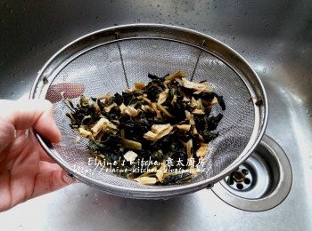 step8: 浸好的菜乾用水沖洗 , 渣乾水份後切碎 , 切碎後再用水沖洗一次及瀝乾