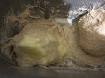 step2: 當麵包機運作 5 分鐘後，在停止的 5 分鐘內，將牛油放麵糰上。(如不用牛油後下法，可如正常般將牛油座溶加入水中便可）
