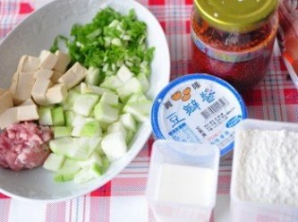 step9: 另外準備麻婆絲瓜豆腐的備料: 絲瓜切丁、家常豆腐切塊、絞肉、蔥花、豆瓣醬、辣油