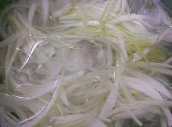 step2: 洋葱切絲冰鎮~放冰箱5個小時~( 我都是上班前切好放冰箱~下班就可以馬上用) ~乾海帶芽泡冷開水10分鐘要吃再泡就好口感才會脆脆的