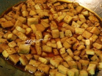 step2: 加入水及調味料蓋上鍋蓋燜煮一下讓豆干入味