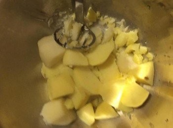 step1: 馬鈴薯去皮切塊滾水煮約20分鐘至軟，放進碗裡用叉子或專用工具搗碎成泥，加入麵粉搓柔均勻，中間弄個凹槽放入兩顆雞蛋以及鹽胡椒，將麵團揉成圓球狀