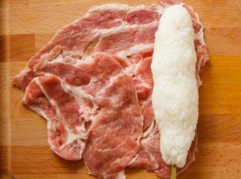 step2: 將肉片均勻攤平。