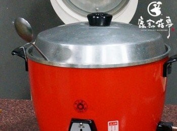 step5: 電鍋外圍開始冒煙後，3分鐘， 把湯匙插入電鍋與鍋蓋邊緣，讓電鍋裡的水蒸氣冒出來，等待15分中後，將湯匙拿掉，繼續悶鍋3分鐘，打開起鍋，即可完成。