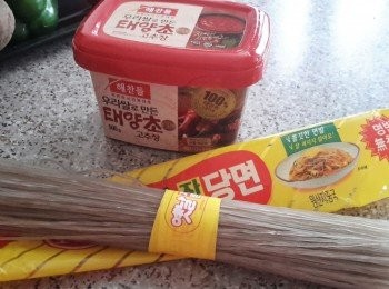 step1: 先將韓國粉絲浸軟，再用一鍋沸水煮4分鐘，瀝乾水份備用