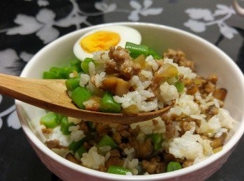 step6: 配上菜粒及烚蛋， 便成為美味的大碗飯。