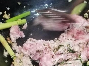 step1: 先洗淨豬肉， 剁碎豬肉；準備好<span class="group_2">調味汁料</span>，熱鍋下油，落蒜茸，香茅，檸檬葉及指天椒爆香；放玫頭肉，炒嘅時候，不時炒開肉碎。