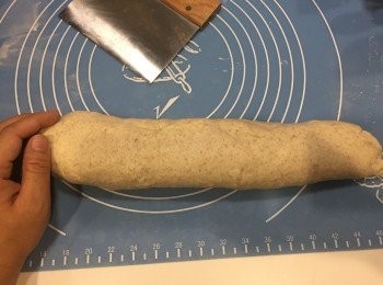 step5: 捲成長條狀放入焗爐再發酵四十分鐘，我會放一杯熱水幫助發酵過程
