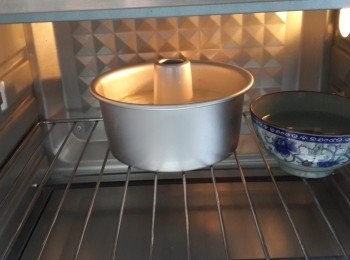 step13: 焗爐上下火170度預熱10分鐘，將蛋糕模放入已經預熱好的焗爐，放入一碗熱在裡面（放在最後第二層）