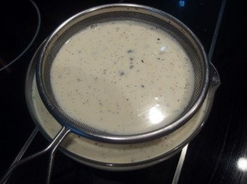 step8: 將<span class="group_4">香草奶酪</span>液先過濾一次,香草豆莢取出不用。