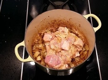 step11: 放入醃漬好的雞肉,拌炒至上色。