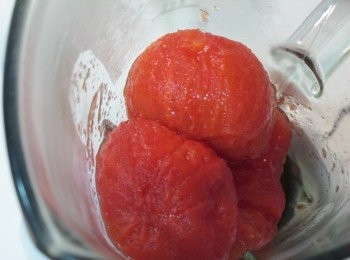 step2: 放入果汁機中，攪拌成番茄糊狀(此舉可縮短烹煮時間)。
