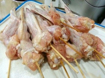 step2: 再将鸡翅洗净沥干，在鸡翅身上（内部）轻轻划两刀，再加入醃料充份拌匀后，收入冰箱冷藏隔夜为最佳。