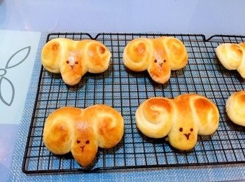 step11: 烤製完成之後用巧克力液畫上眼睛和嘴巴。