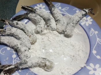step3: 將蝦先用沾滿生粉