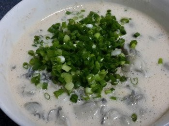 step6: 落倒入蠔仔同【調味料】輕輕撈勻，最後倒入蔥花撈勻