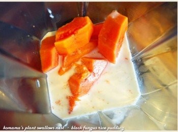 step3: 木瓜去皮除籽，切成塊狀，與鮮奶一同放入至果汁機中。