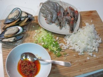 step1: 蝦子去殼，蝦頭不要丟掉備用一旁。 白飯煮得稍硬，大約一杯米一杯水的比例，這樣炒出來的飯就能粒粒分明。