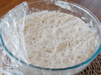 step4: 拿出麵糰，表面會有氣泡