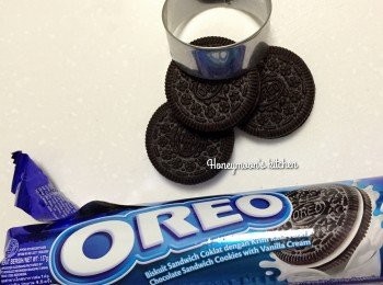 step2: 用刀刮走Oreo 餅乾的內餡，準備差不多尺寸的圓形印模，備用。