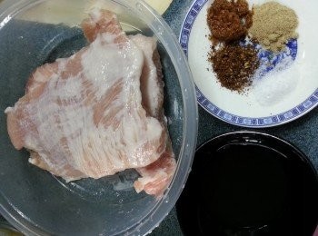 step3: 急凍豬頸肉解凍洗淨後,切片,用醃肉料醃20分鍾以上待用