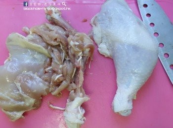 step1: 首先把雞脾去骨，切成小塊，但記得不要太小，否則會煮爛，然後再少許糖和黑胡椒醃一會兒。