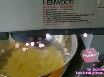 step1: 把砂糖和牛油加一起攪拌成糊