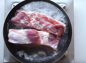 step1: 準備少許水，豬皮朝下川燙兩分鐘