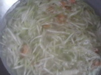 step4: 蒲瓜絲拌炒後加入適量的水