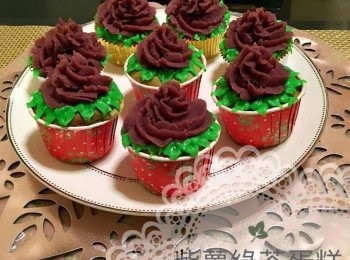 step7: 放涼後, 將紫薯蓉放入唧花袋唧出心目中花. 完成